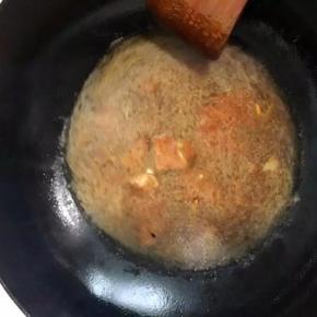 倒入黄豆酱翻炒一下，加适量水