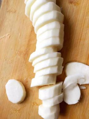 山药去皮洗净切块