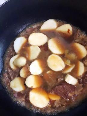 倒入山药翻炒一下，盖上锅盖炖煮