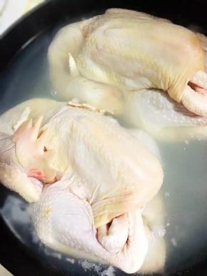 鸡仔细去除表面的绒毛，冲洗干净，放入烧开水的锅中汆烫至表面出来浮沫后捞出，用厨房纸吸去表面的水分