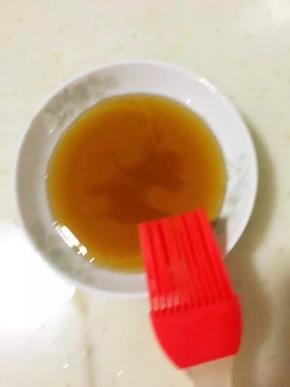 准备好蜂蜜和刷子