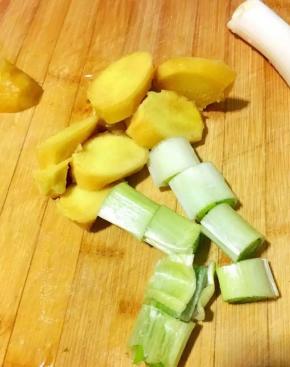 葱姜切片，将八角、花椒、小茴香、香叶、桂皮、丁香、干山楂、肉蔻冲洗一下装入布包，做成料包