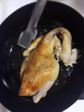 锅中倒入花生油，烧至5成热时放入鸡炸至表皮金黄