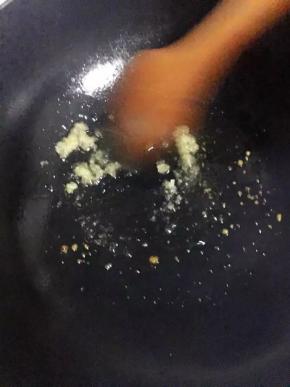 另起一锅加少许油，将白砂糖倒入快速翻炒至融化，出来糖色