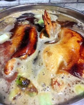 将鸡放入，加入葱姜，放入料包，倒入酱油、料酒和盐