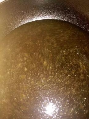 倒入一锅水，大火烧开