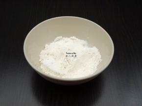 腌制好的池鱼清水冲洗，沥干水，放入面糊碗均匀裹上面湖；