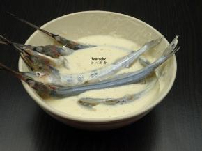 腌制好的池鱼清水冲洗，沥干水，放入面糊碗均匀裹上面湖；