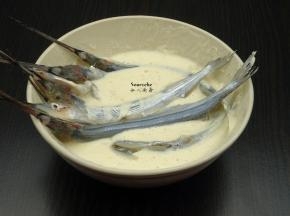 腌制好的池鱼清水冲洗，沥干水，放入面糊碗均匀裹上面湖；