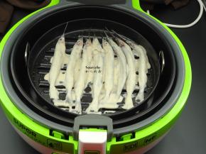 空气翻炸锅蓝上涂一层油，把池鱼放上；