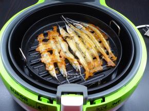 中间翻转一次，烤至池鱼金灿灿酥脆即可。