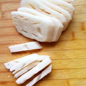 藕去皮先切成厚块，再切成5厘米长的段