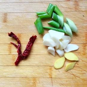 葱姜蒜、干辣椒切好