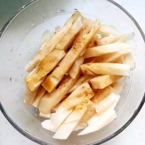 沥干水份后倒入醋、盐和十三香