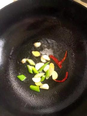 锅中倒入油烧热后放入葱姜蒜和干辣椒爆香