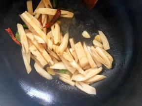 倒入藕段大火爆炒2分钟，中间可加少量水