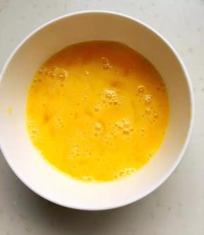 1、	鸡蛋在碗中打散