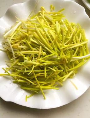 2、	蒜黄去根部洗净切成5厘米长的段