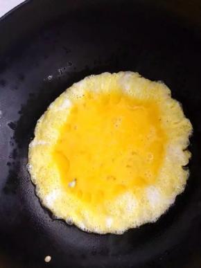 3、	锅中倒入油烧热后倒入蛋液炒熟