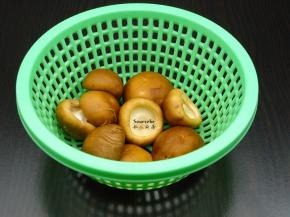 新鲜香菇洗净，去脚、背部划十字；