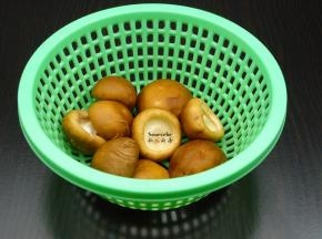 新鲜香菇洗净，去脚、背部划十字；