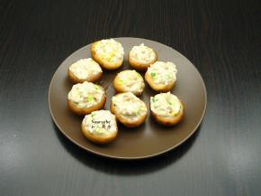 把肉馅放入香菇上，压实；