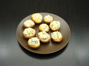 把肉馅放入香菇上，压实；