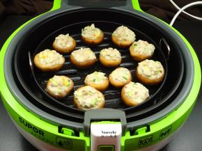 空气翻炸锅蓝上涂一层油，把酿好香菇放上；