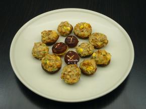 烤好酿香菇装盘，上面再放番茄酱。PS：不喜欢吃可以不放