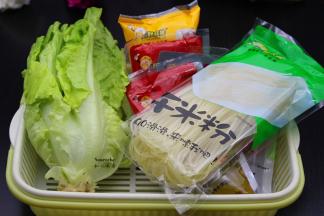 准备食材：米饭、配料、生菜