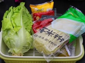 准备食材：米饭、配料、生菜