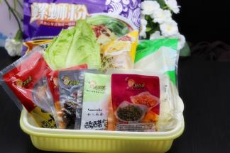 里面有100克米粉、200克，7小包调料包（卤水包、酸豆角、酸笋包、红油包、酸醋包、腐竹花生包、木耳黄花菜包）；