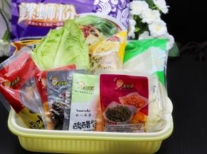 里面有100克米粉、200克，7小包调料包（卤水包、酸豆角、酸笋包、红油包、酸醋包、腐竹花生包、木耳黄花菜包）；