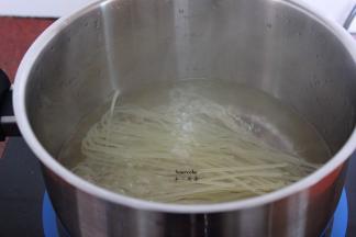 清水煮沸，放入米饭煮6-8分钟，捞出米粉，倒掉米浆水；
