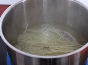 清水煮沸，放入米饭煮6-8分钟，捞出米粉，倒掉米浆水；