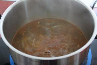 500ml清水煮沸，放入米粉、卤水包煮2分钟，；