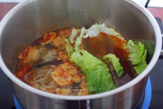 加入调料包：酸豆角、酸笋包、红油包、酸醋包、腐竹花生包、木耳黄花菜包；