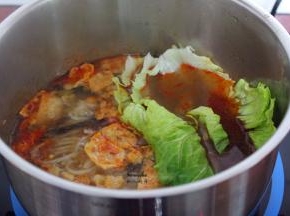 加入调料包：酸豆角、酸笋包、红油包、酸醋包、腐竹花生包、木耳黄花菜包；