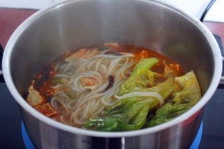 加入生菜，拌均即可