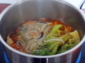 加入生菜，拌均即可