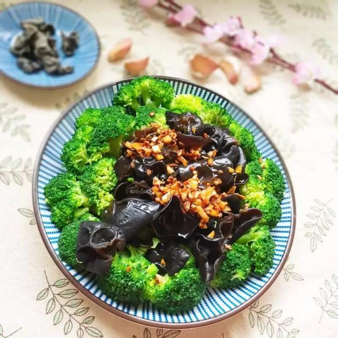 蒜蓉西兰花拌木耳