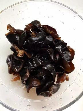 2、干木耳提前泡发去根部洗干净