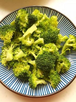 1、西兰花掰小朵，用盐水泡半小时后冲洗干净