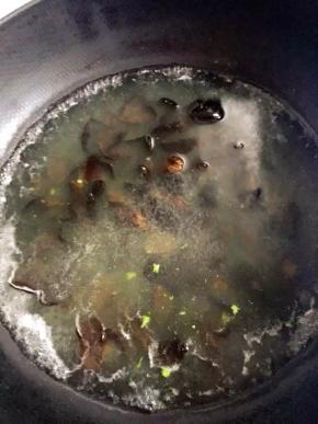 4、木耳放入开水中汆烫至孰，捞出沥水