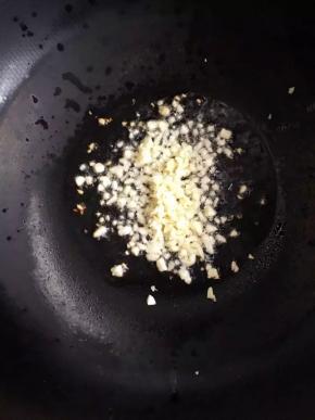 6、锅中烧热油，倒入蒜末爆香