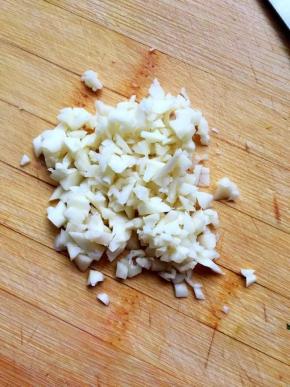 5、蒜去皮洗净切成蒜蓉