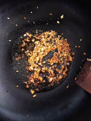 7、加入生抽和盐拌匀