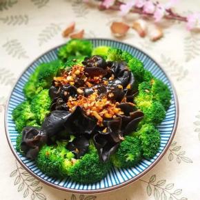 倒入摆放好的西兰花和木耳上拌匀就好了