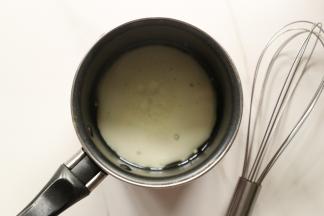 1.	色拉油与牛奶混合，