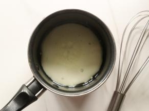 1.	色拉油与牛奶混合，